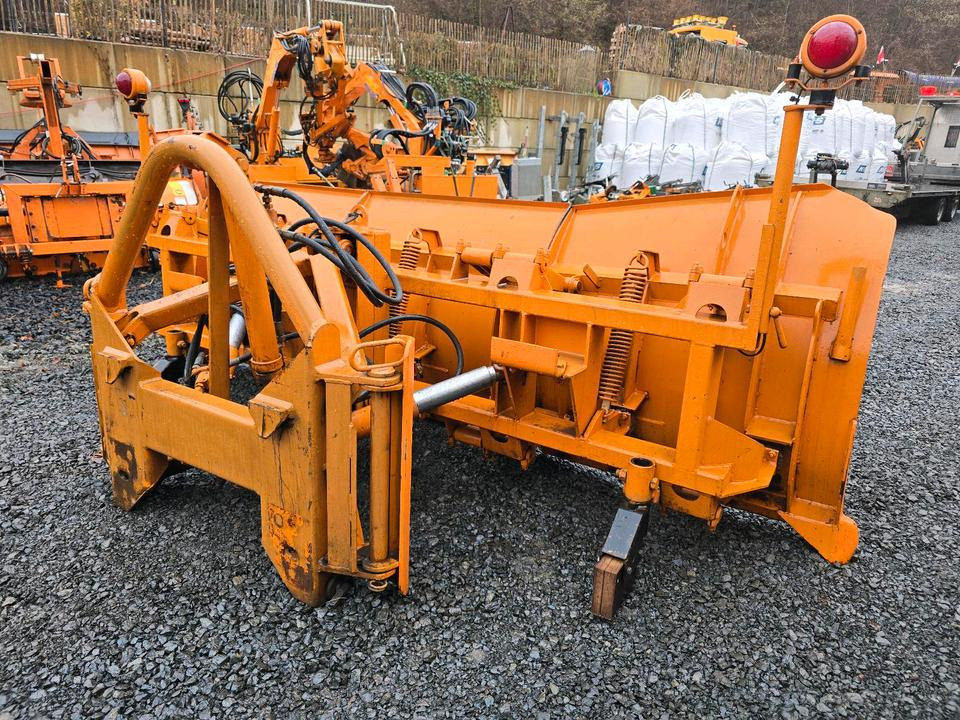 Schmidt MF 2.4 3m. Schneeschieber Schneeschild Winterdienst Räumschild Schneepflug passend für Traktor Unimog 405 UGE UGN Fronthydraulik - Sneeuwschuif: afbeelding 2 Schmidt MF 2.4 3m. Schneeschieber Schneeschild Winterdienst Räumschild Schneepflug passend für Traktor Unimog 405 UGE UGN Fronthydraulik - Sneeuwschuif: afbeelding 2