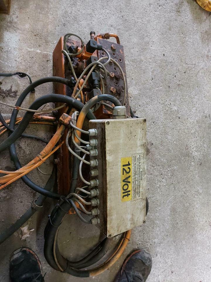 Schmidt Salzstreuer SST DST Hydr. Steuerblock Platine Steuerung - Hydraulische klep voor Gemeentelijke machine/ Speciaal: afbeelding 3 Schmidt Salzstreuer SST DST Hydr. Steuerblock Platine Steuerung - Hydraulische klep voor Gemeentelijke machine/ Speciaal: afbeelding 3