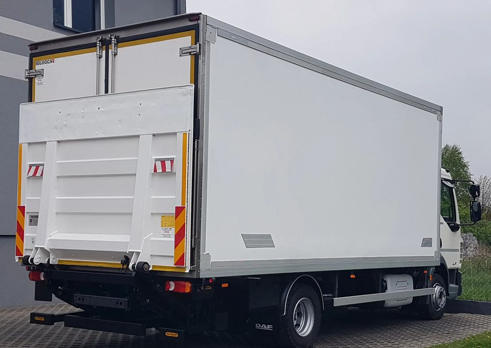 DAF 12T LF 210 WINDA CHŁODNIA 14EP 5,79x2,48x2,29 KLIMA AGREGAT - Koelwagen vrachtwagen: afbeelding 4 DAF 12T LF 210 WINDA CHŁODNIA 14EP 5,79x2,48x2,29 KLIMA AGREGAT - Koelwagen vrachtwagen: afbeelding 4