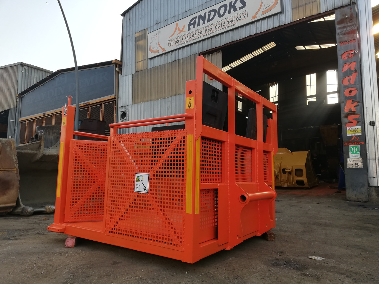 Manitou Basket attachment - Bak voor Sloop graafmachine: afbeelding 1 Manitou Basket attachment - Bak voor Sloop graafmachine: afbeelding 1