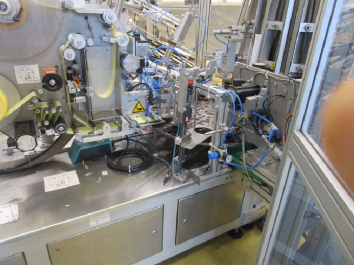 DECKEL ETIKETTIER ANLAGE SCHLEUTER GU 2 DU (RUNDLÄUFER) MIT LÖFFELEINLEGESTATION RNA SRC-N-630-1R - Industriële machine: afbeelding 4 DECKEL ETIKETTIER ANLAGE SCHLEUTER GU 2 DU (RUNDLÄUFER) MIT LÖFFELEINLEGESTATION RNA SRC-N-630-1R - Industriële machine: afbeelding 4