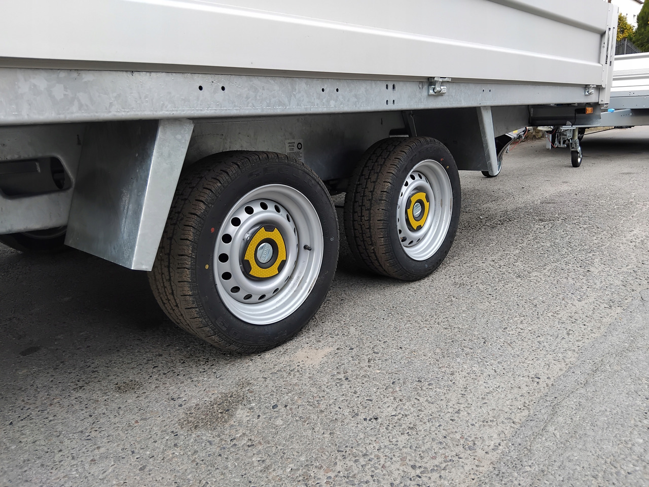 Platforma przyczepa 4x2 WARK dmc 2700 + burty / Platform trailer 4x2 WARK GVW 2700 + sides - Open/ Plateau aanhangwagen: afbeelding 2 Platforma przyczepa 4x2 WARK dmc 2700 + burty / Platform trailer 4x2 WARK GVW 2700 + sides - Open/ Plateau aanhangwagen: afbeelding 2