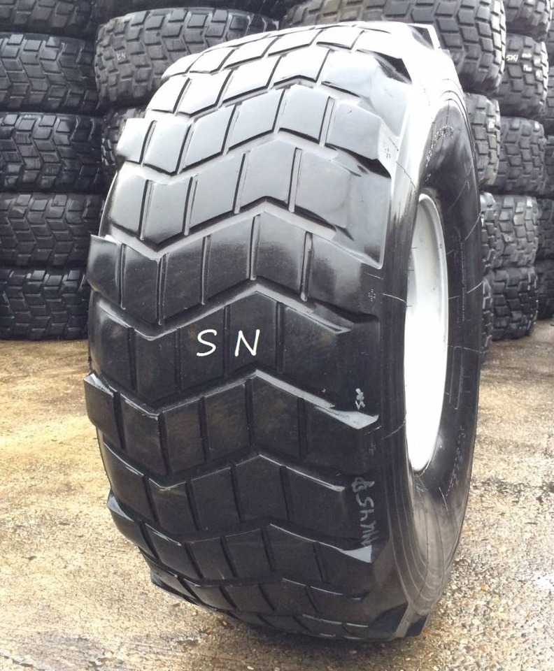 Michelin 525/65R20.5 XS - USED REGROOVED - Band voor Landbouwmachine: afbeelding 1 Michelin 525/65R20.5 XS - USED REGROOVED - Band voor Landbouwmachine: afbeelding 1