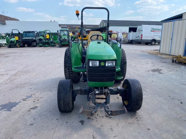 JOHN DEERE 4710 - Tractor: afbeelding 2 JOHN DEERE 4710 - Tractor: afbeelding 2