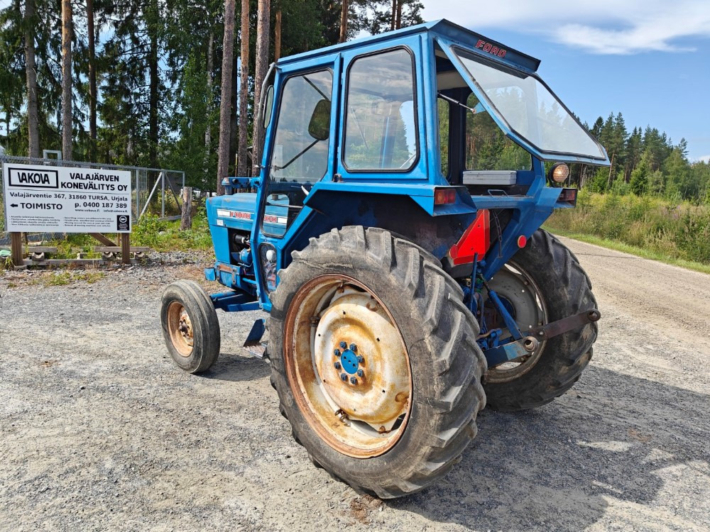 FORD 5000 traktori alkuperäiskuntoinen, Hara hytillä ja paljon hydrauliikkaa, katso video! - Tractor: afbeelding 2 FORD 5000 traktori alkuperäiskuntoinen, Hara hytillä ja paljon hydrauliikkaa, katso video! - Tractor: afbeelding 2