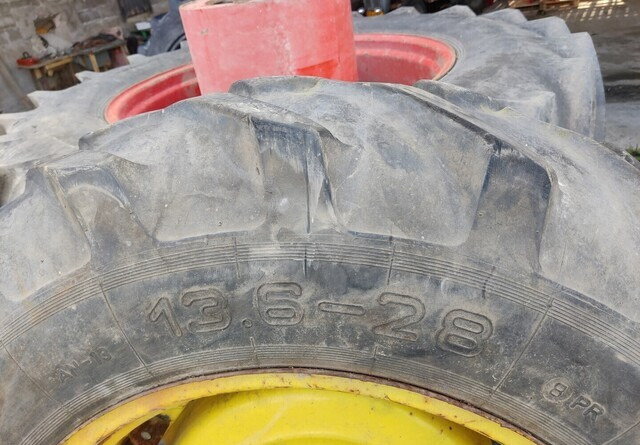 John Deere 13.6x28 eturenkaat vanteilla - Band voor Tractor: afbeelding 4 John Deere 13.6x28 eturenkaat vanteilla - Band voor Tractor: afbeelding 4