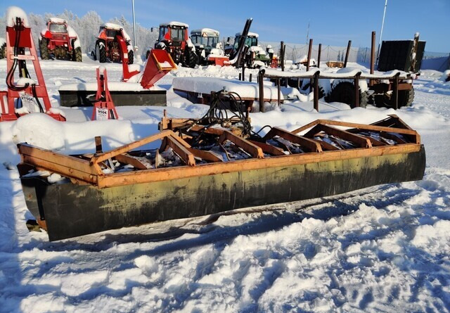 Mahlers 400cm - Volvo-kiinnike - Sneeuwschuif voor Landbouwmachine: afbeelding 1 Mahlers 400cm - Volvo-kiinnike - Sneeuwschuif voor Landbouwmachine: afbeelding 1