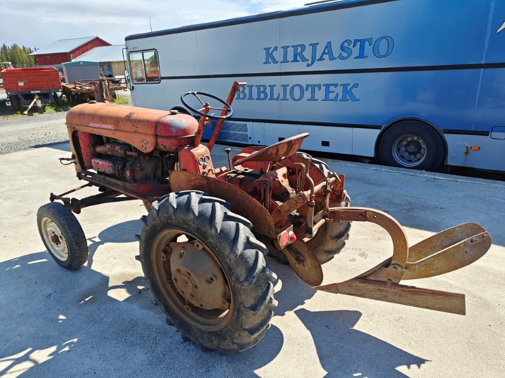 Massey Harris 820D harvinainen 2-sylinterinen diesel, katso video! - Tractor: afbeelding 4 Massey Harris 820D harvinainen 2-sylinterinen diesel, katso video! - Tractor: afbeelding 4