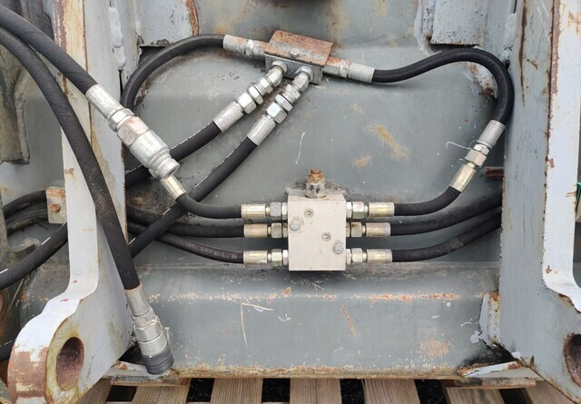 Voorladerbak Monitoimikauha kynsillä 173cm CAT-kurottajan sovitteella: afbeelding 7 Voorladerbak Monitoimikauha kynsillä 173cm CAT-kurottajan sovitteella: afbeelding 7