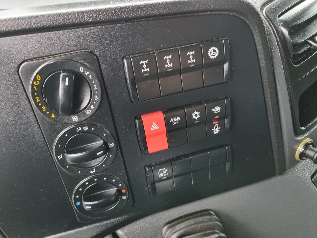 MERCEDES-BENZ ATEGO 1323 4x4 ABROLKIPPER - Haakarmsysteem vrachtwagen: afbeelding 3 MERCEDES-BENZ ATEGO 1323 4x4 ABROLKIPPER - Haakarmsysteem vrachtwagen: afbeelding 3