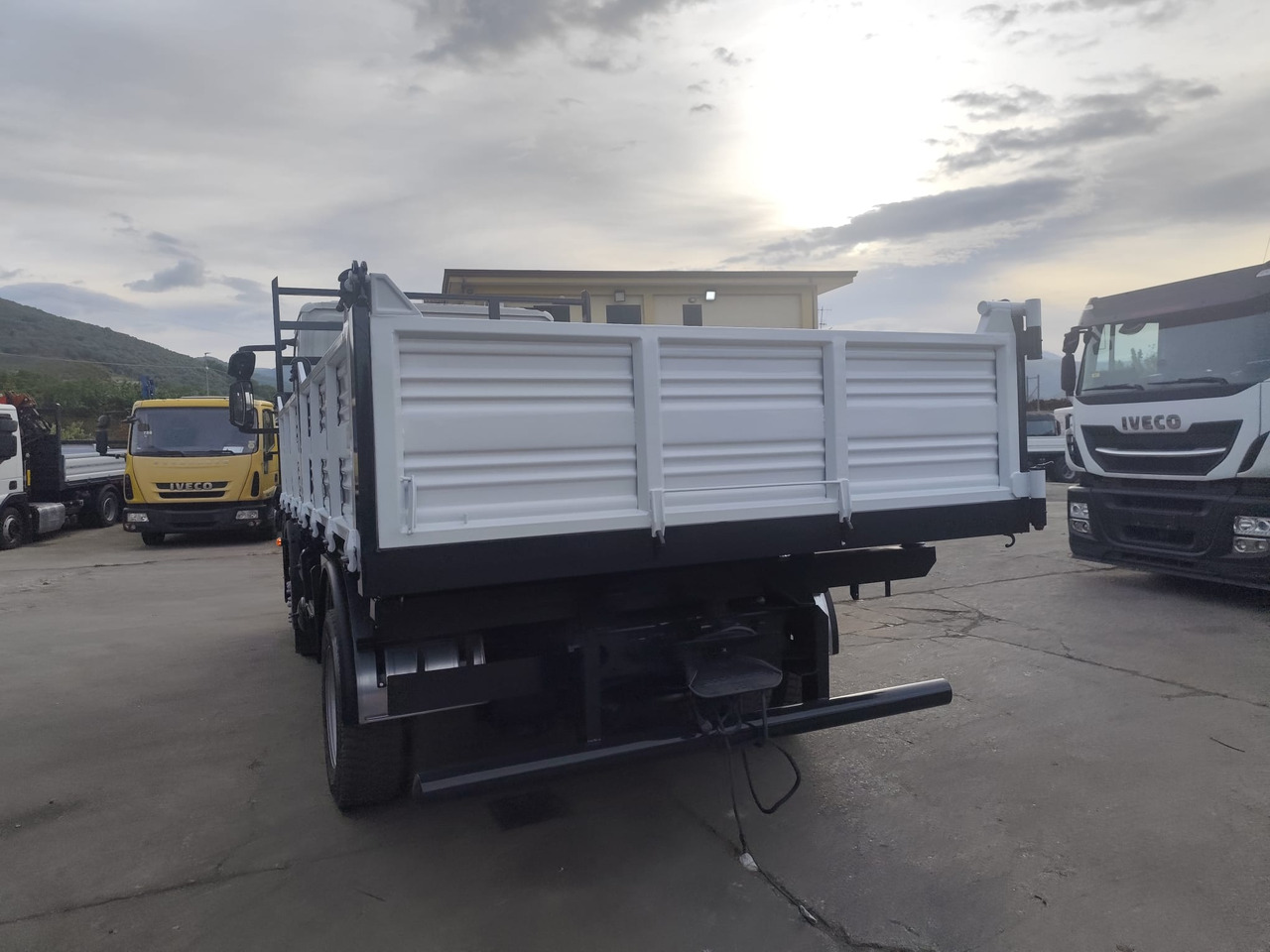 IVECO EUROCARGO 120E25 - Kipper vrachtwagen: afbeelding 4 IVECO EUROCARGO 120E25 - Kipper vrachtwagen: afbeelding 4