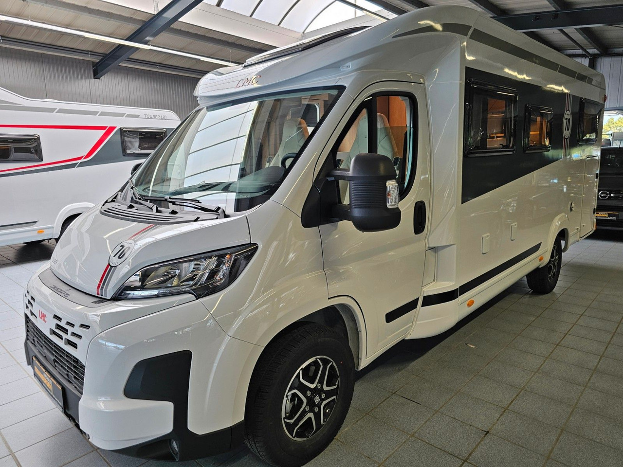 LMC Tourer T660G 70 Jahre AT-8 WC Markise Navi - Half integraal camper: afbeelding 2 LMC Tourer T660G 70 Jahre AT-8 WC Markise Navi - Half integraal camper: afbeelding 2