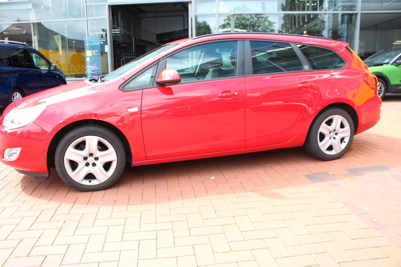 Opel Astra J Sports Tourer Design Edition - Stationwagen: afbeelding 2 Opel Astra J Sports Tourer Design Edition - Stationwagen: afbeelding 2