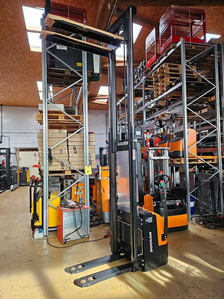 Doosan BSL12N - Stapelaar: afbeelding 1 Doosan BSL12N - Stapelaar: afbeelding 1