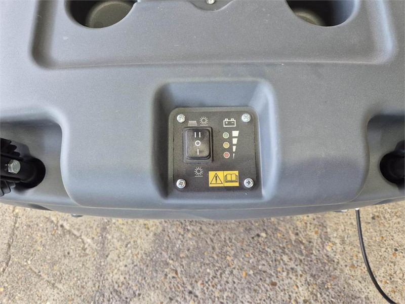 Nilfisk SW 750 - Veegwagen: afbeelding 4 Nilfisk SW 750 - Veegwagen: afbeelding 4