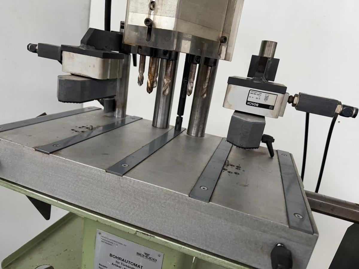 Türbänder-Bohrautomat SCHÜCO - Kolomboormachine: afbeelding 3 Türbänder-Bohrautomat SCHÜCO - Kolomboormachine: afbeelding 3