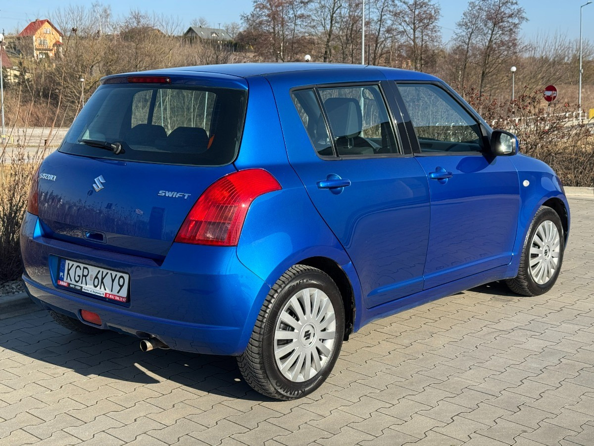 Suzuki Swift 1.3 benzyna 90km Klimatyzacja 136tys przebieg Auto prywatne zadbane - Personenwagen: afbeelding 5 Suzuki Swift 1.3 benzyna 90km Klimatyzacja 136tys przebieg Auto prywatne zadbane - Personenwagen: afbeelding 5