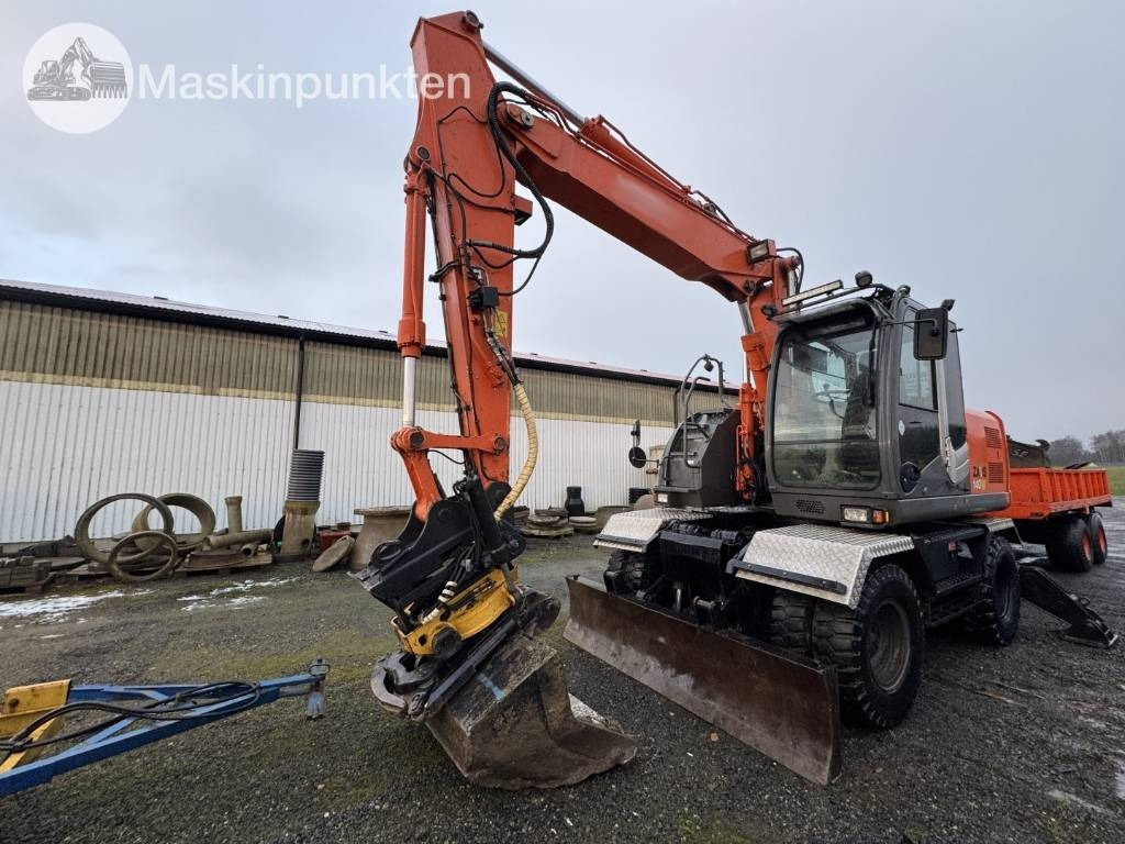 Hitachi ZX 140 W-3 Med vagn och redskap! - Mobiele graafmachine: afbeelding 1 Hitachi ZX 140 W-3 Med vagn och redskap! - Mobiele graafmachine: afbeelding 1