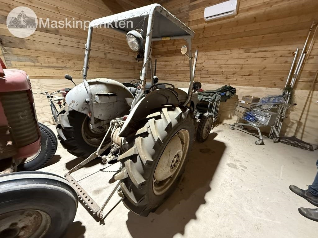 Massey Ferguson TED-20 - Tractor: afbeelding 3 Massey Ferguson TED-20 - Tractor: afbeelding 3