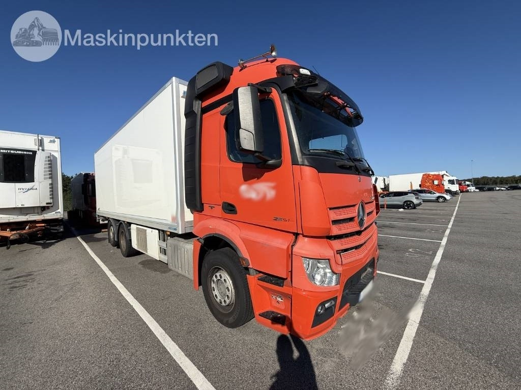 Mercedes-Benz Actros 2551  - Koelwagen vrachtwagen: afbeelding 3 Mercedes-Benz Actros 2551  - Koelwagen vrachtwagen: afbeelding 3