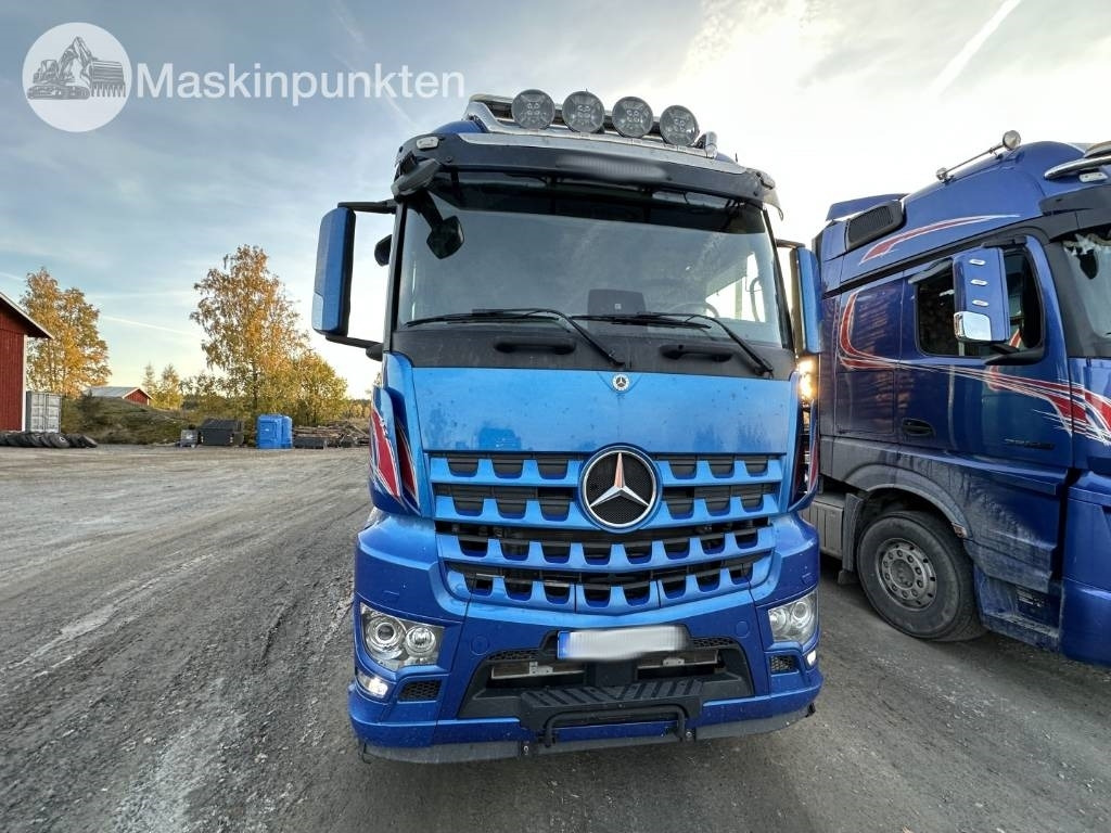 Mercedes-Benz Arocs 2858 timmerbil med kran - Houttransport: afbeelding 2 Mercedes-Benz Arocs 2858 timmerbil med kran - Houttransport: afbeelding 2