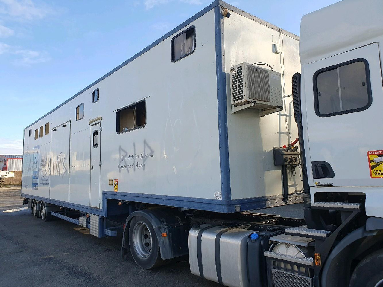 SAMRO SEMI REMORQUE HAB / VAN - Paardenoplegger: afbeelding 1 SAMRO SEMI REMORQUE HAB / VAN - Paardenoplegger: afbeelding 1