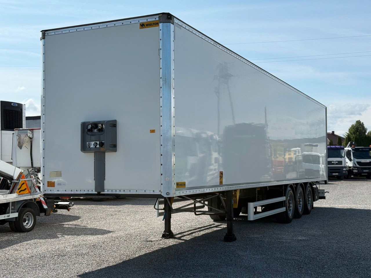 Wielton AXLE SAF BOX LIFTED AXLE - Gesloten oplegger: afbeelding 3 Wielton AXLE SAF BOX LIFTED AXLE - Gesloten oplegger: afbeelding 3
