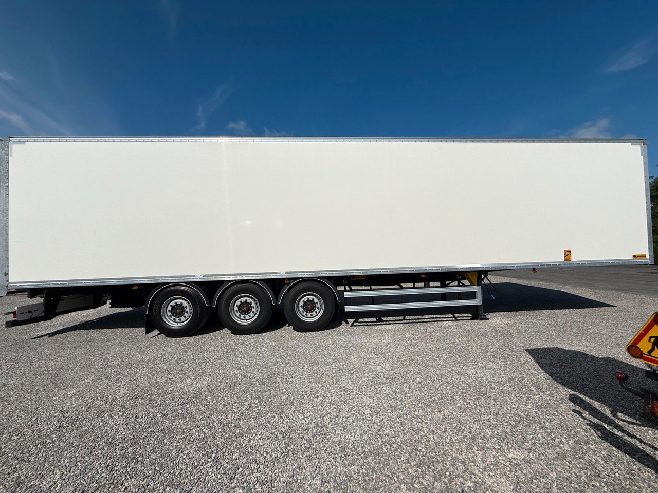 Wielton AXLE SAF BOX LIFTED AXLE - Gesloten oplegger: afbeelding 4 Wielton AXLE SAF BOX LIFTED AXLE - Gesloten oplegger: afbeelding 4
