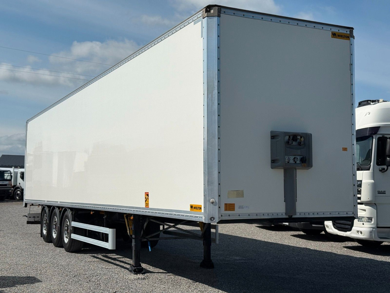 Wielton AXLE SAF BOX LIFTED AXLE - Gesloten oplegger: afbeelding 1 Wielton AXLE SAF BOX LIFTED AXLE - Gesloten oplegger: afbeelding 1