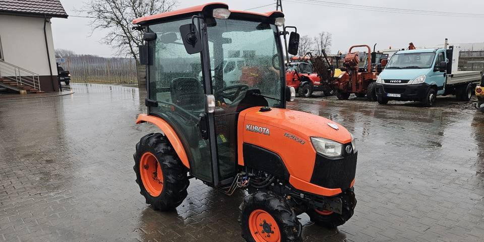 Ciągnik Kubota B2650 4x4 klima 26 KM hydrostat - Tractor: afbeelding 4 Ciągnik Kubota B2650 4x4 klima 26 KM hydrostat - Tractor: afbeelding 4