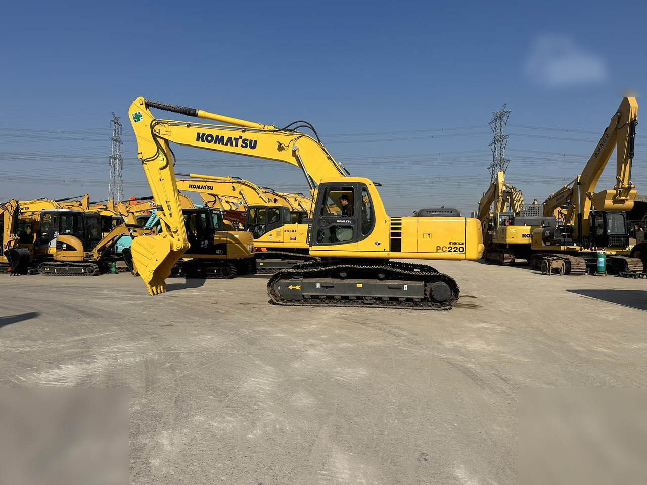 KOMATSU PC220-6 - Rupsgraafmachine: afbeelding 1 KOMATSU PC220-6 - Rupsgraafmachine: afbeelding 1