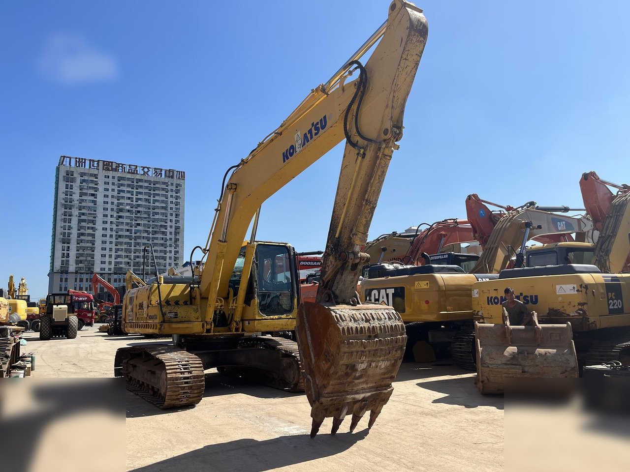 KOMATSU PC220-7 - Rupsgraafmachine: afbeelding 1 KOMATSU PC220-7 - Rupsgraafmachine: afbeelding 1