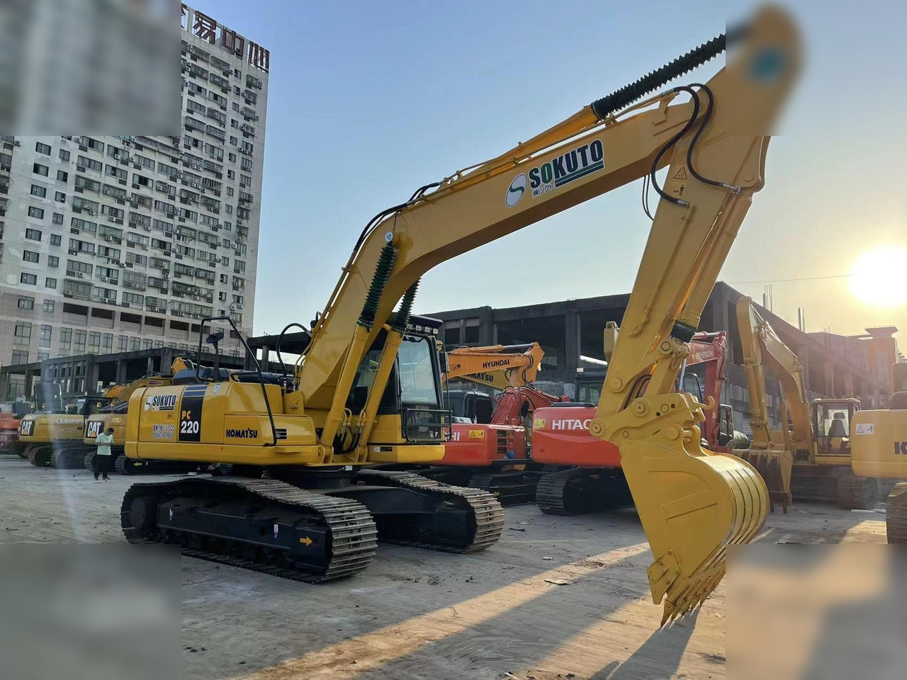KOMATSU PC220-8 - Rupsgraafmachine: afbeelding 1 KOMATSU PC220-8 - Rupsgraafmachine: afbeelding 1