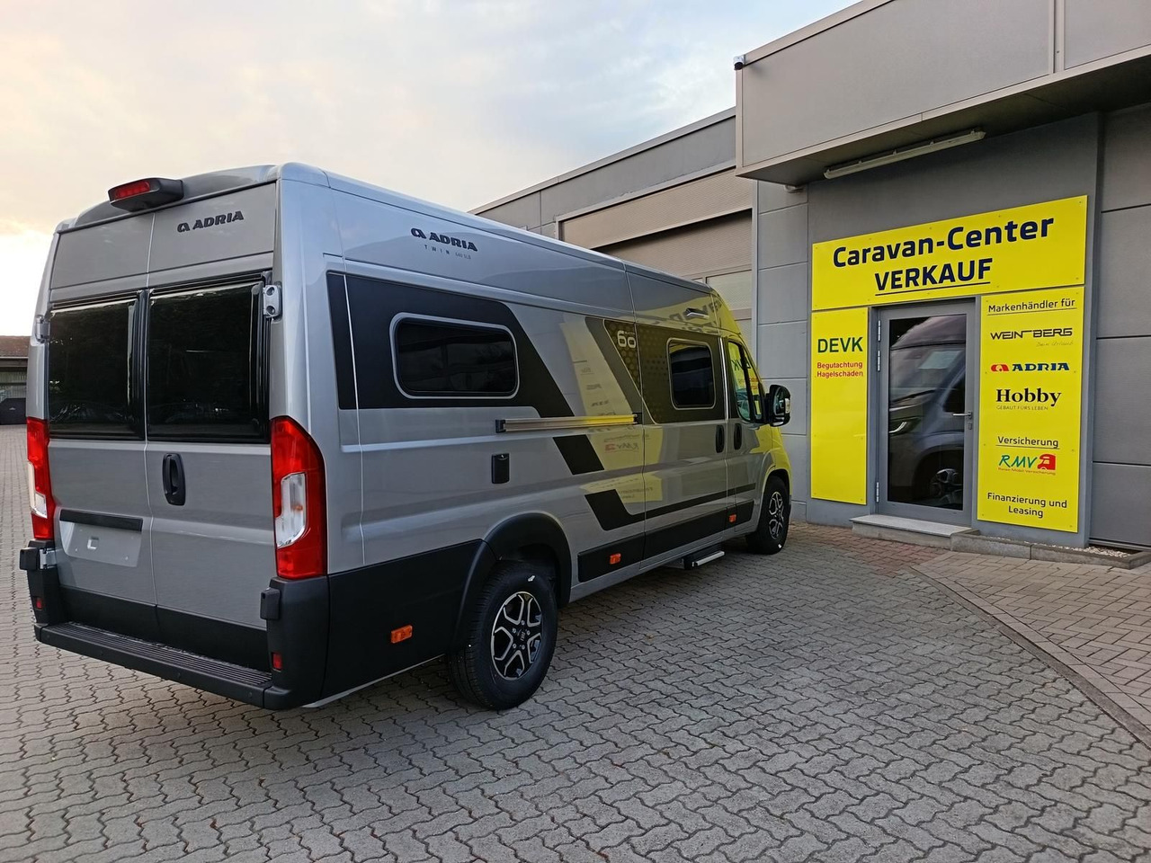 Adria Twin "60Y" 640 SLB*180 PS*4,25t MAXI*COMBI D 6E* - Buscamper: afbeelding 4 Adria Twin "60Y" 640 SLB*180 PS*4,25t MAXI*COMBI D 6E* - Buscamper: afbeelding 4