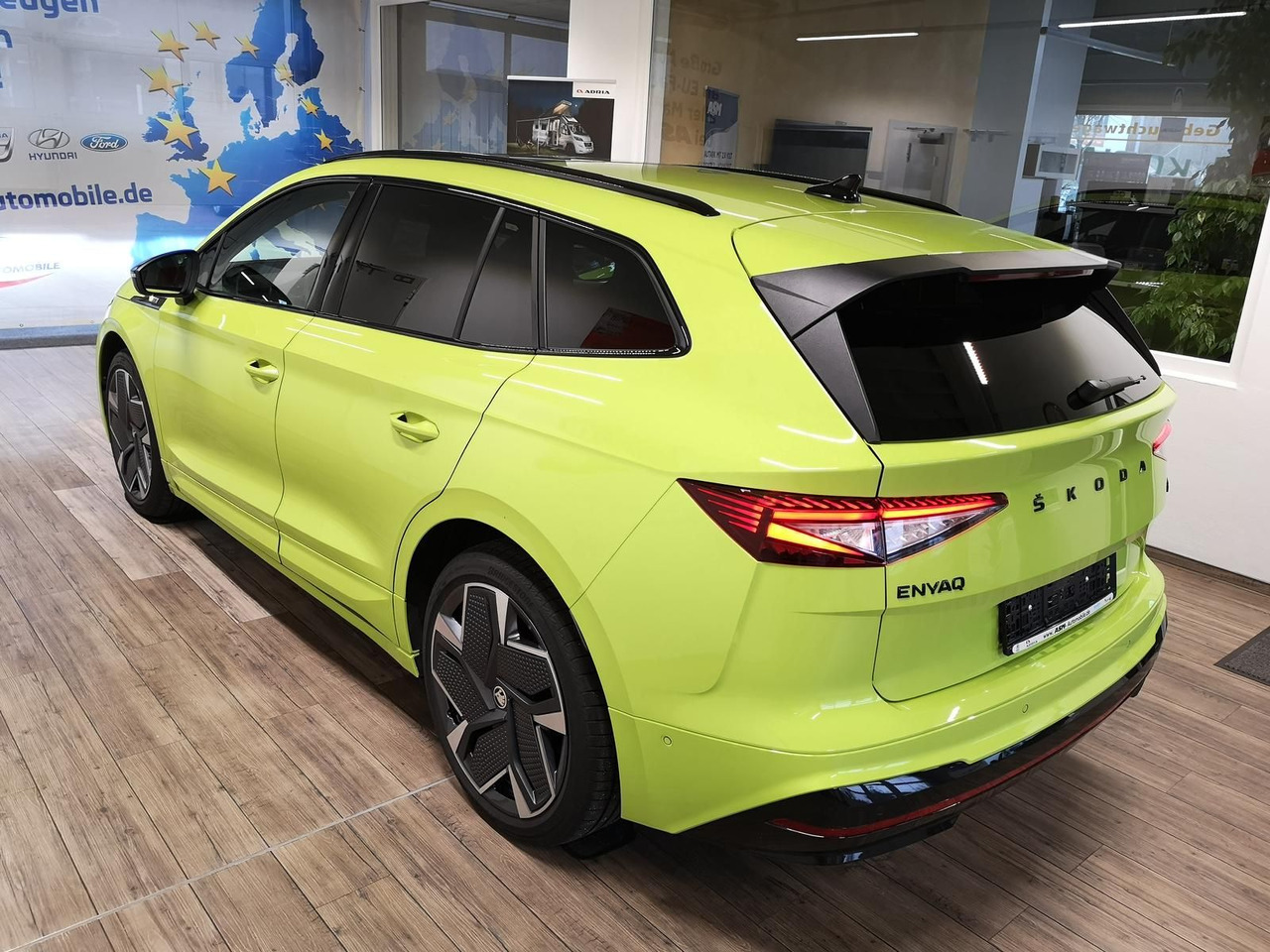 Skoda Enyaq iV RS 220 kW*PSD*AHK*virt.Pedal*360°Kamera - SUV: afbeelding 4 Skoda Enyaq iV RS 220 kW*PSD*AHK*virt.Pedal*360°Kamera - SUV: afbeelding 4
