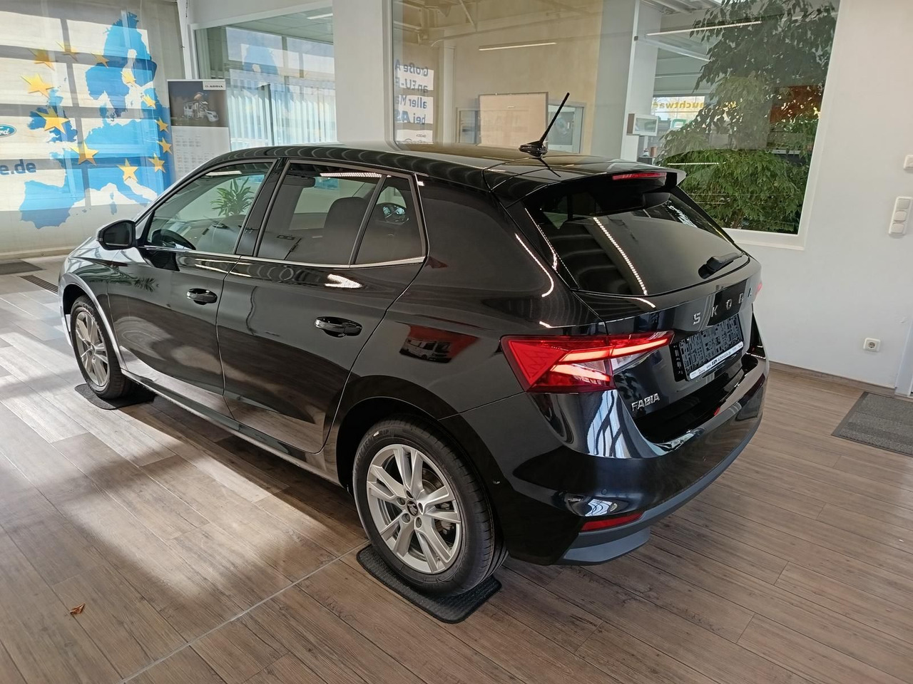 Skoda Fabia 130 Jahre 1,0TSI DSG*AHK-VORBER.*LED*R-KAM - Sedan: afbeelding 4 Skoda Fabia 130 Jahre 1,0TSI DSG*AHK-VORBER.*LED*R-KAM - Sedan: afbeelding 4