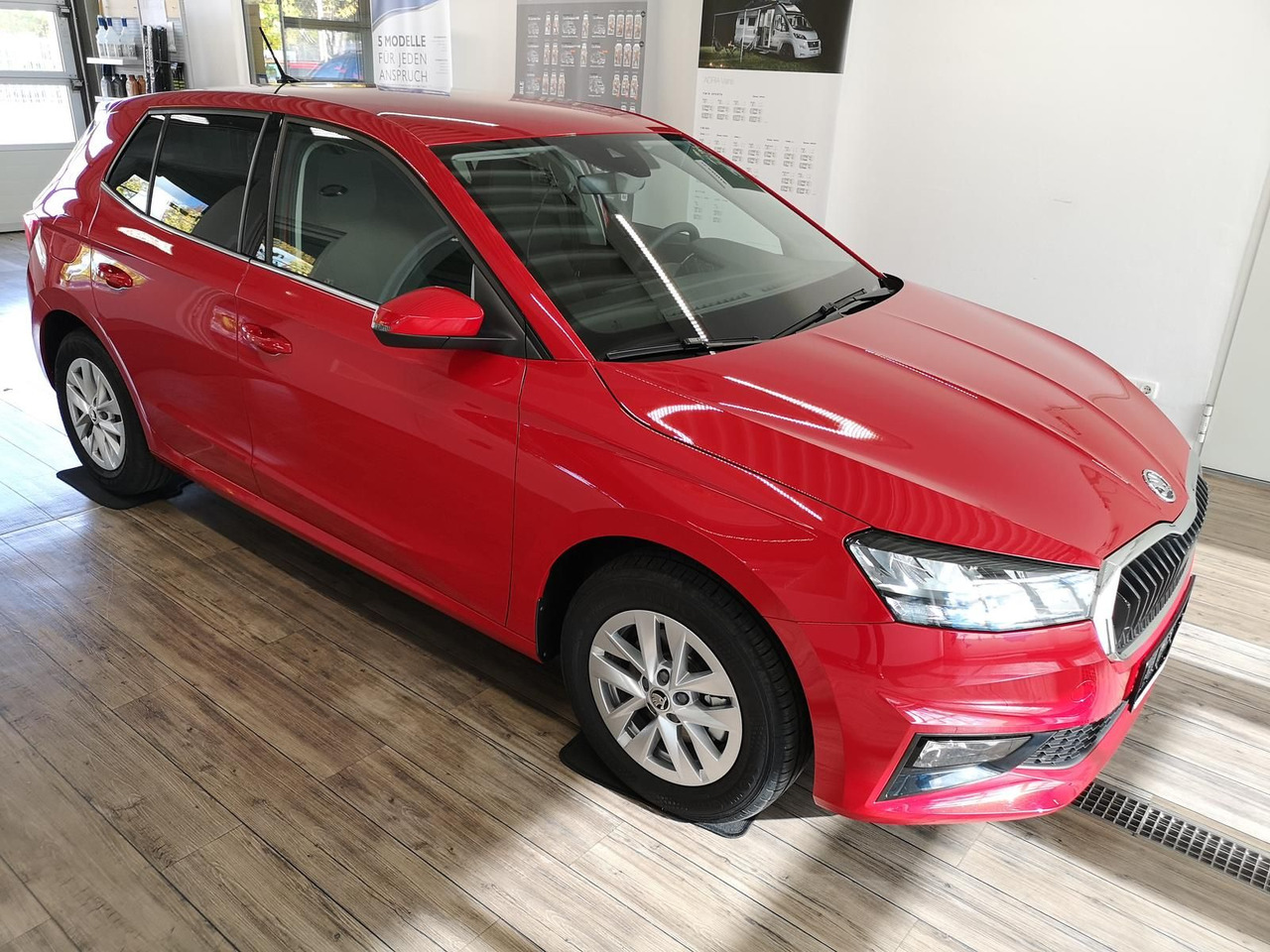 Skoda Fabia Selection 1,0TSIDSG+AHK-VORBER+LED+DAB+SHZ - Sedan: afbeelding 2 Skoda Fabia Selection 1,0TSIDSG+AHK-VORBER+LED+DAB+SHZ - Sedan: afbeelding 2
