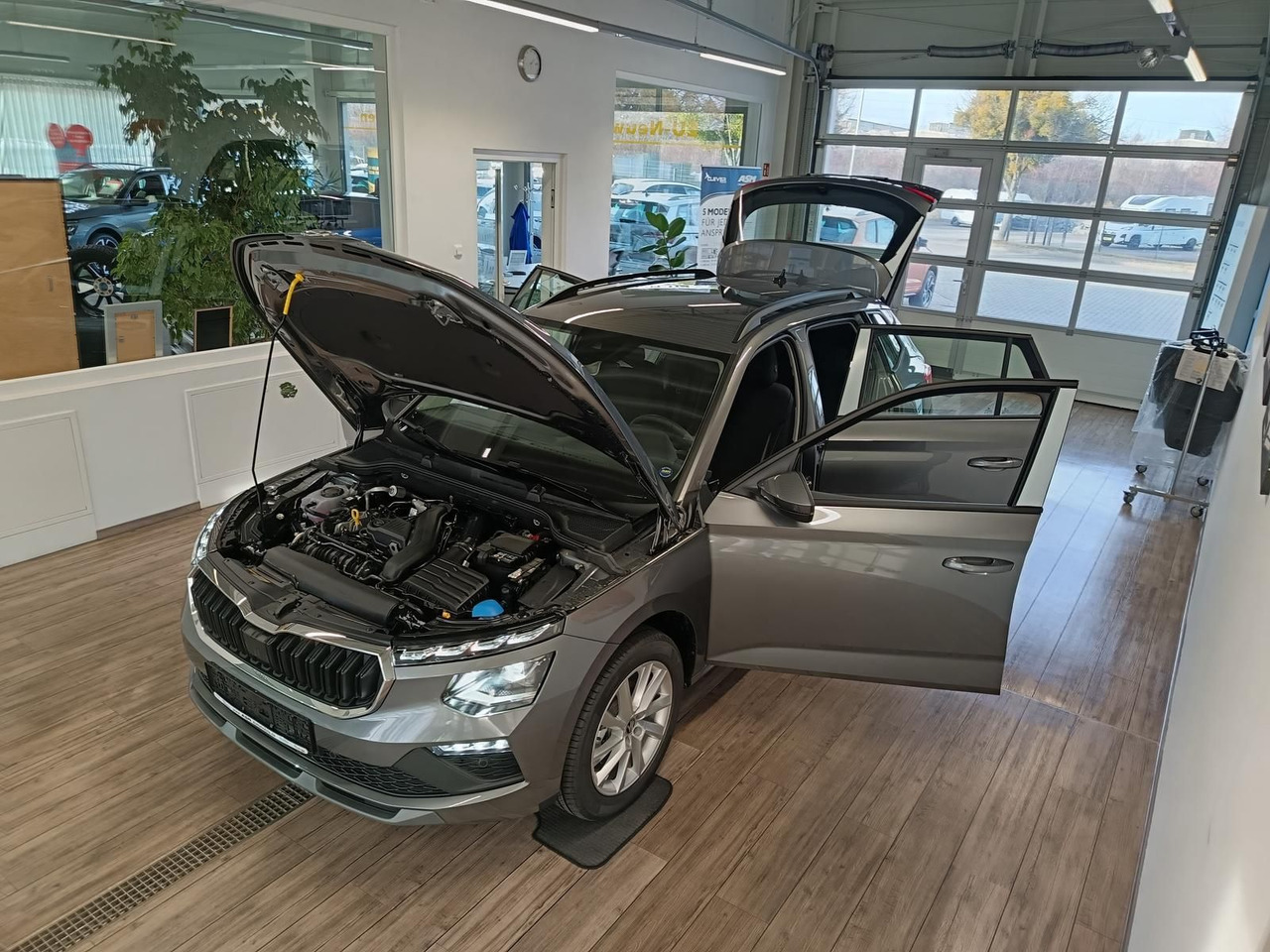 Skoda Kamiq 130 Jahre 1,5TSI DSG*AHK*ACC*LED*R-KAM*PDC - SUV: afbeelding 2 Skoda Kamiq 130 Jahre 1,5TSI DSG*AHK*ACC*LED*R-KAM*PDC - SUV: afbeelding 2