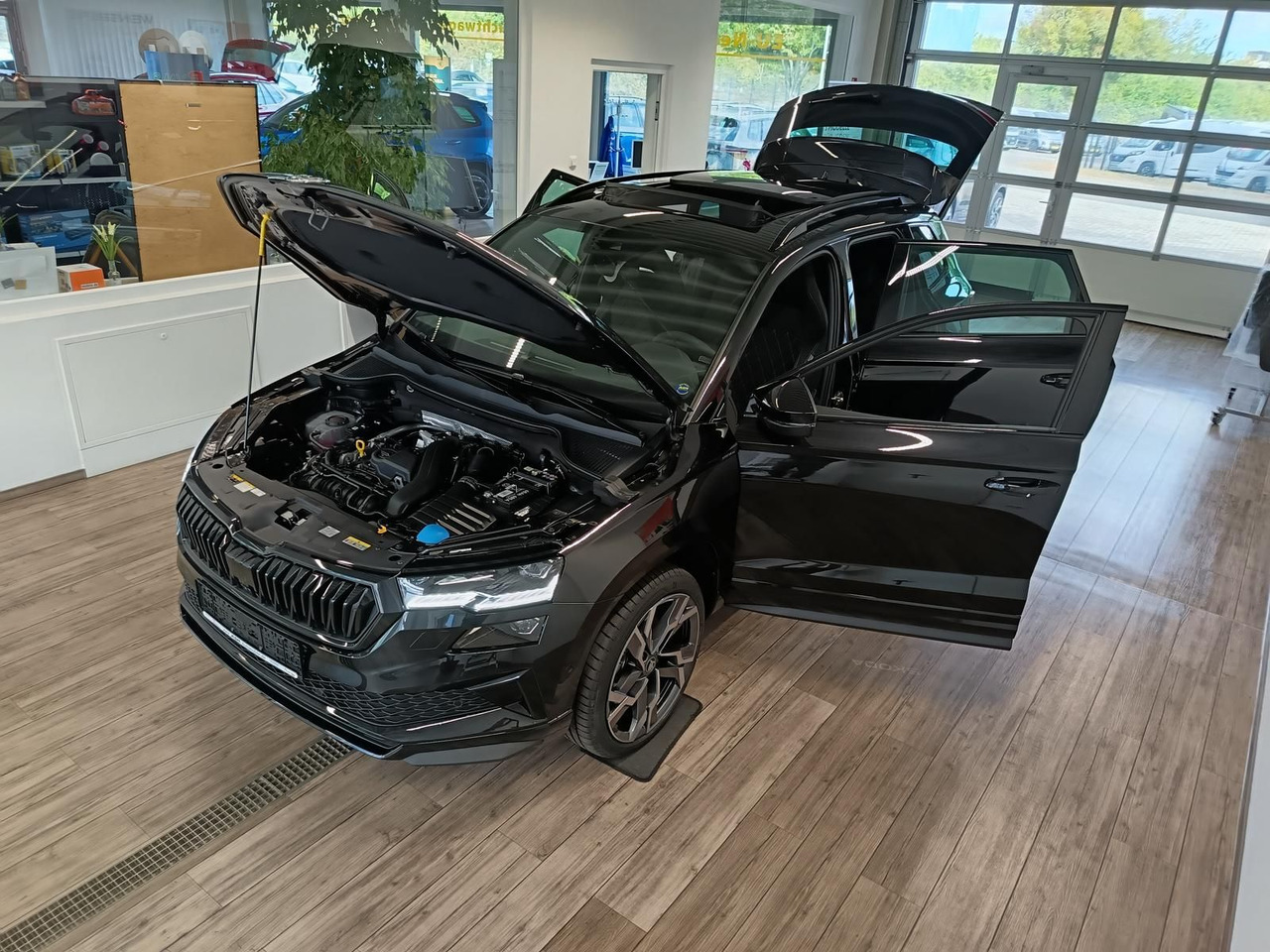 Skoda Karoq Sportline 1,5 TSI DSG*AHK*PSD*STD.HZG*NAVI - SUV: afbeelding 2 Skoda Karoq Sportline 1,5 TSI DSG*AHK*PSD*STD.HZG*NAVI - SUV: afbeelding 2