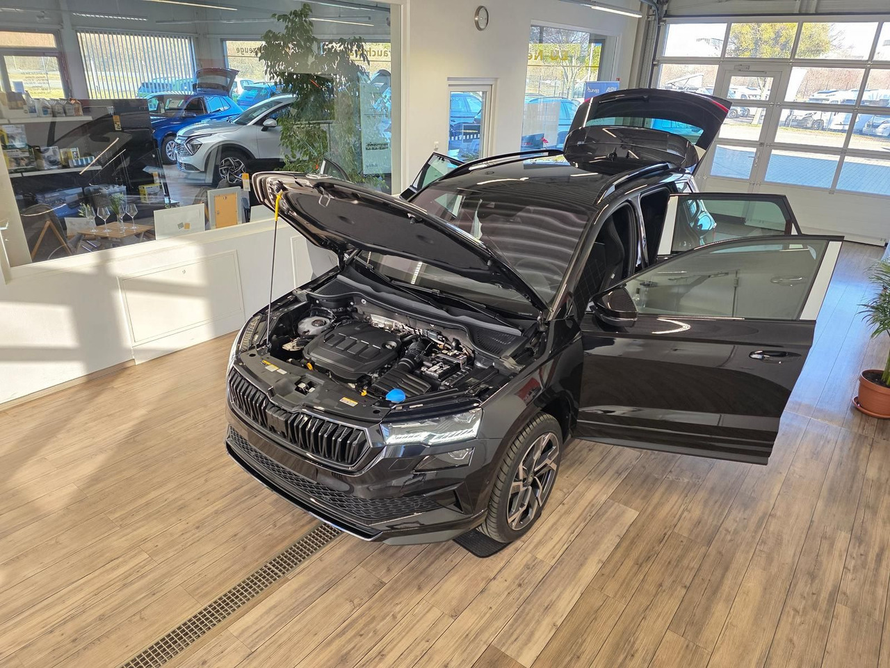 Skoda Karoq Sportline 2,0TDI DSG 4x4*PSD*AHK*360°*NAVI - SUV: afbeelding 2 Skoda Karoq Sportline 2,0TDI DSG 4x4*PSD*AHK*360°*NAVI - SUV: afbeelding 2