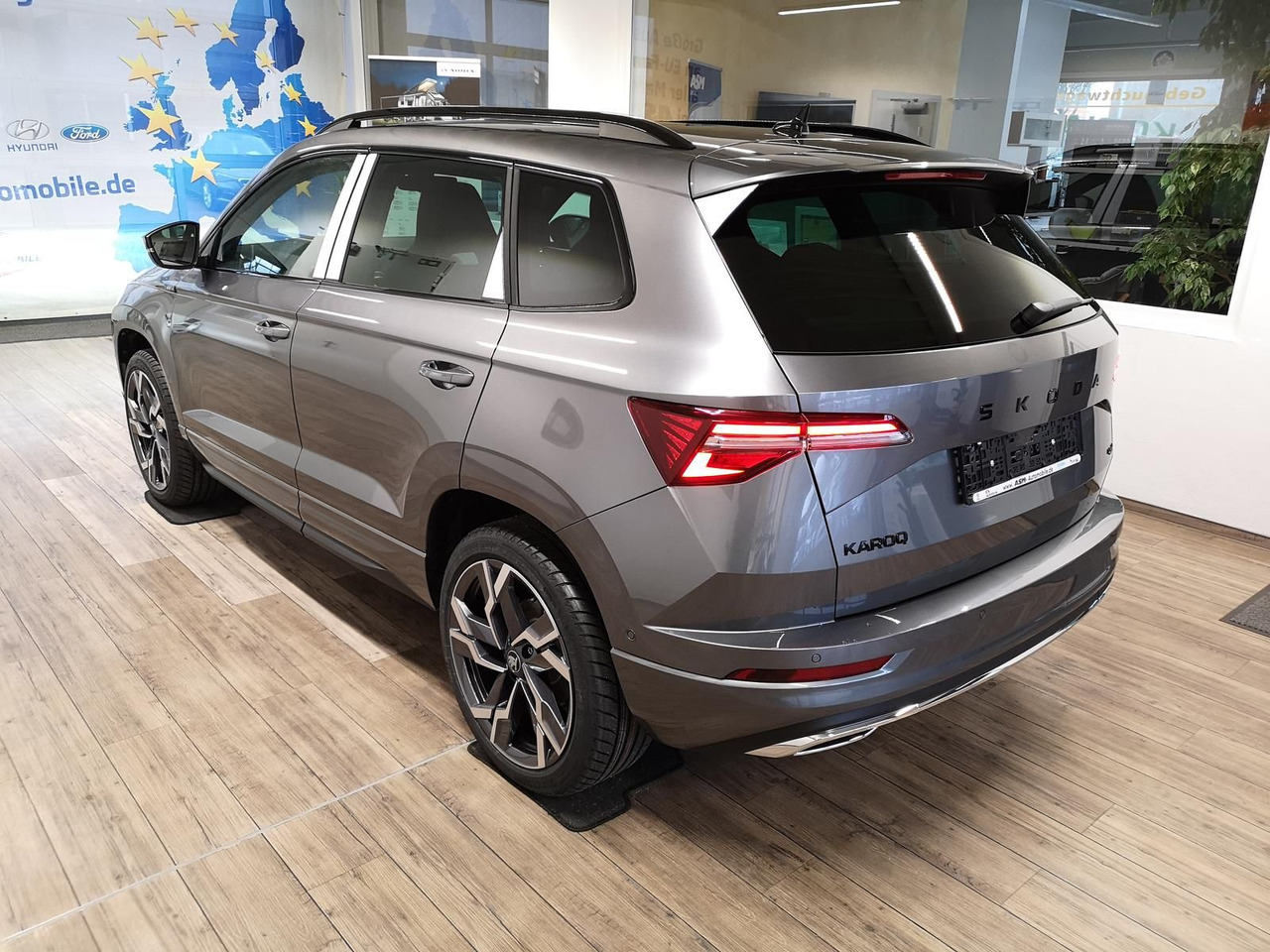 Skoda Karoq Sportline 2,0TDI DSG 4x4*PSD*AHK*360°*NAVI - SUV: afbeelding 4 Skoda Karoq Sportline 2,0TDI DSG 4x4*PSD*AHK*360°*NAVI - SUV: afbeelding 4