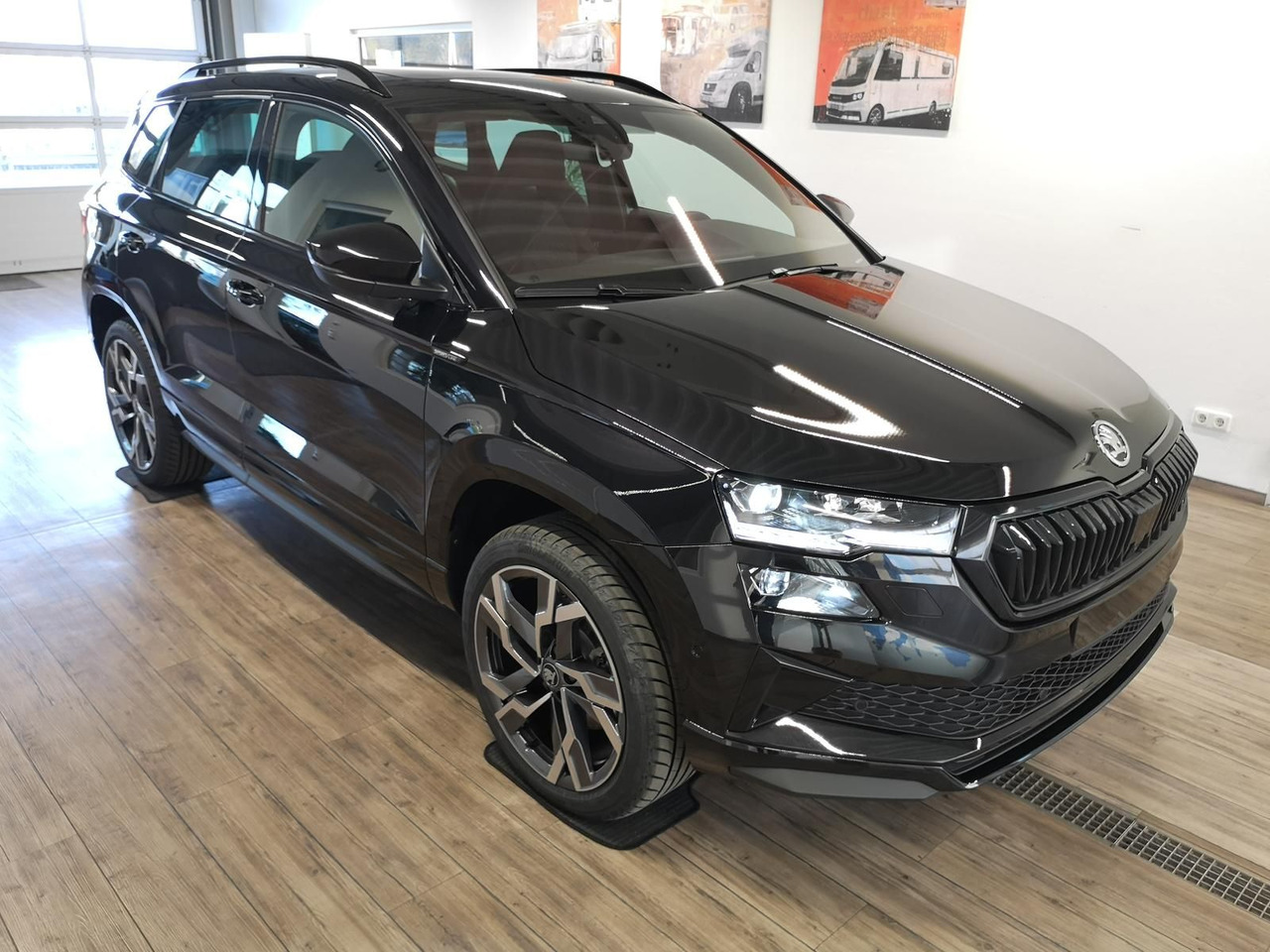 Skoda Karoq Sportline 2,0TDI DSG 4x4*PSD*AHK*360°*NAVI - SUV: afbeelding 3 Skoda Karoq Sportline 2,0TDI DSG 4x4*PSD*AHK*360°*NAVI - SUV: afbeelding 3