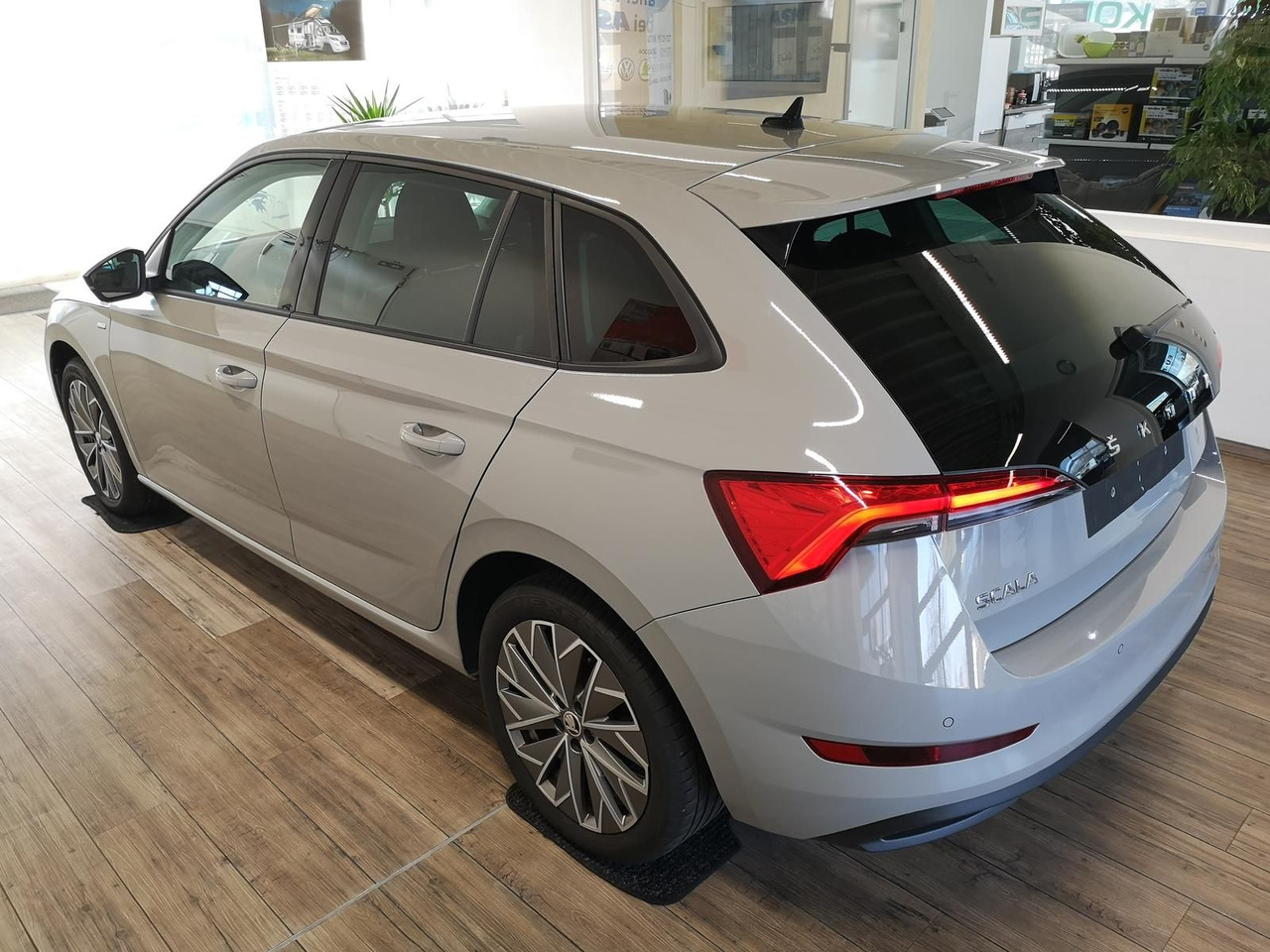 Skoda Scala Ambition 1,0 TSI 81 kW*NAVI*LED*R-KAM*PDC* - Sedan: afbeelding 4 Skoda Scala Ambition 1,0 TSI 81 kW*NAVI*LED*R-KAM*PDC* - Sedan: afbeelding 4