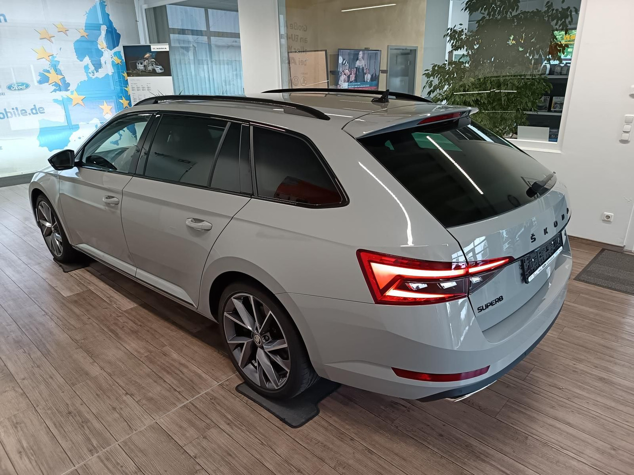 Skoda Superb Combi Sportline 2.0TSI DSG4x4*AHK*DCC*ACC - Personenwagen: afbeelding 4 Skoda Superb Combi Sportline 2.0TSI DSG4x4*AHK*DCC*ACC - Personenwagen: afbeelding 4