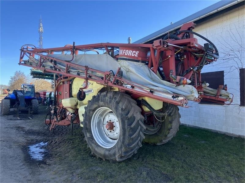 Hardi COMMANDER 4200 TWIN 28 m - Getrokken veldspuit: afbeelding 2 Hardi COMMANDER 4200 TWIN 28 m - Getrokken veldspuit: afbeelding 2