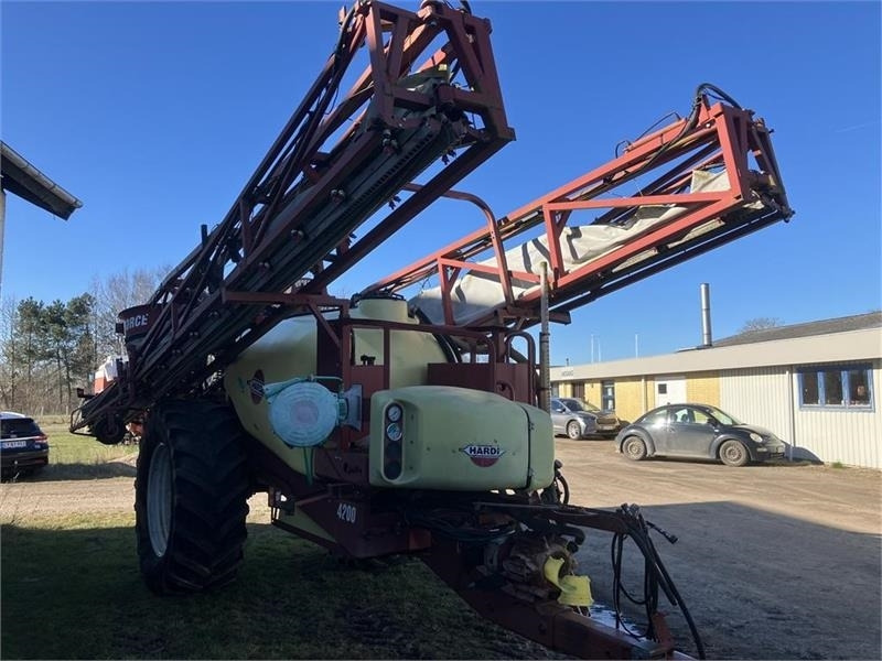 Hardi COMMANDER 4200 TWIN 28 m - Getrokken veldspuit: afbeelding 1 Hardi COMMANDER 4200 TWIN 28 m - Getrokken veldspuit: afbeelding 1