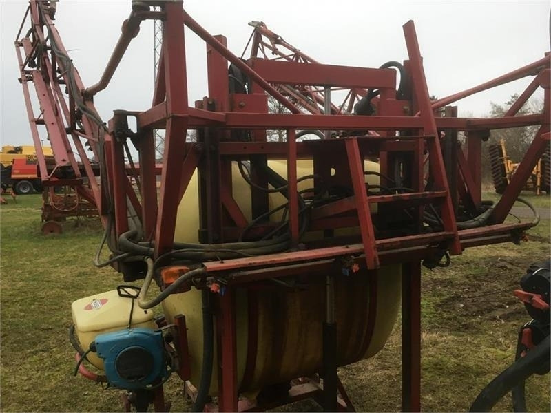 Hardi LHY 1000 / 16/361 Incl. fronttank - Getrokken veldspuit: afbeelding 3 Hardi LHY 1000 / 16/361 Incl. fronttank - Getrokken veldspuit: afbeelding 3