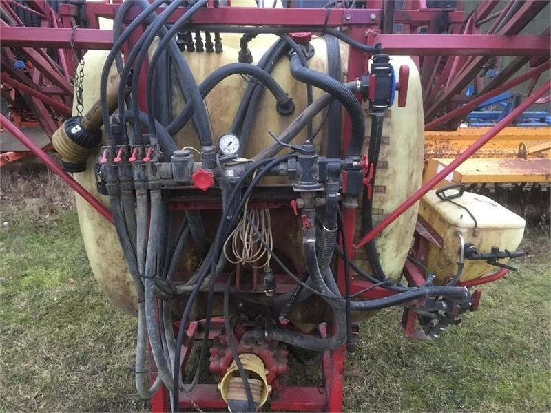 Hardi LHY 1000 / 16/361 Incl. fronttank - Getrokken veldspuit: afbeelding 4 Hardi LHY 1000 / 16/361 Incl. fronttank - Getrokken veldspuit: afbeelding 4