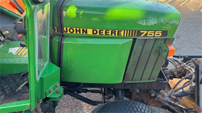 John Deere 755 Kompakt traktor - Gemeentelijke tractor: afbeelding 2 John Deere 755 Kompakt traktor - Gemeentelijke tractor: afbeelding 2