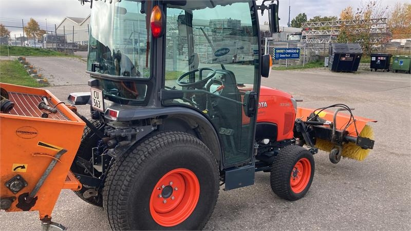 Kubota ST341 inkl. 150 cm kost og udlægger - Gemeentelijke tractor: afbeelding 5 Kubota ST341 inkl. 150 cm kost og udlægger - Gemeentelijke tractor: afbeelding 5